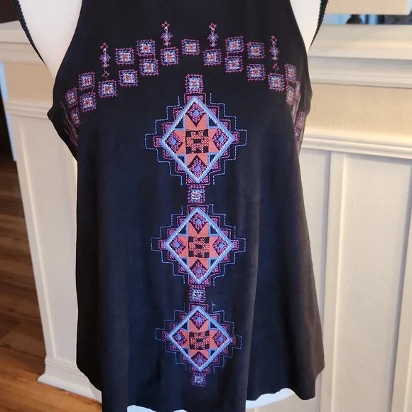 Hollister, NWOT, Women's Top, Black with Embroidery on front, Medium - Picture 3 of 13